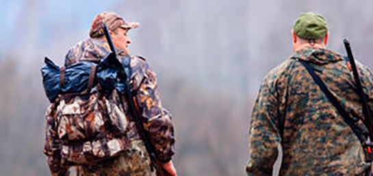 ¿Es más seguro cazar en grupos pequeños o grandes?