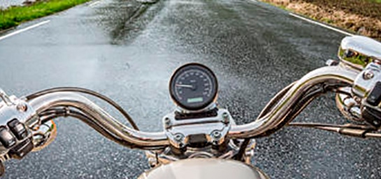 Riesgos de conducir una moto con mal tiempo
