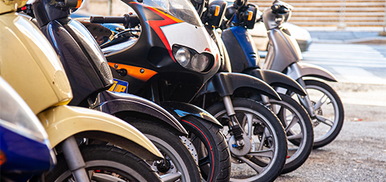 ¿Dónde se puede aparcar una moto? ¿Te pueden multar?