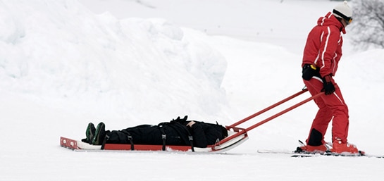 Cómo actuar en caso de una caída esquiando