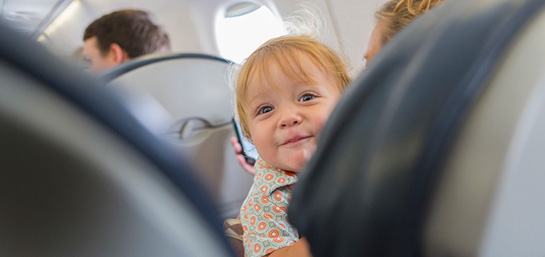 Consejos para viajar con un bebé en avión por primera vez